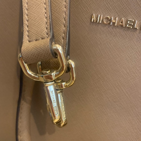 MK Selma MD Satchel with matching wallet - Picture 10 of 12
